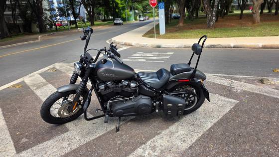 HARLEY-DAVIDSON SOFTAIL STREET BOB 